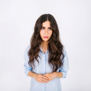 mujer con manos en el estomago