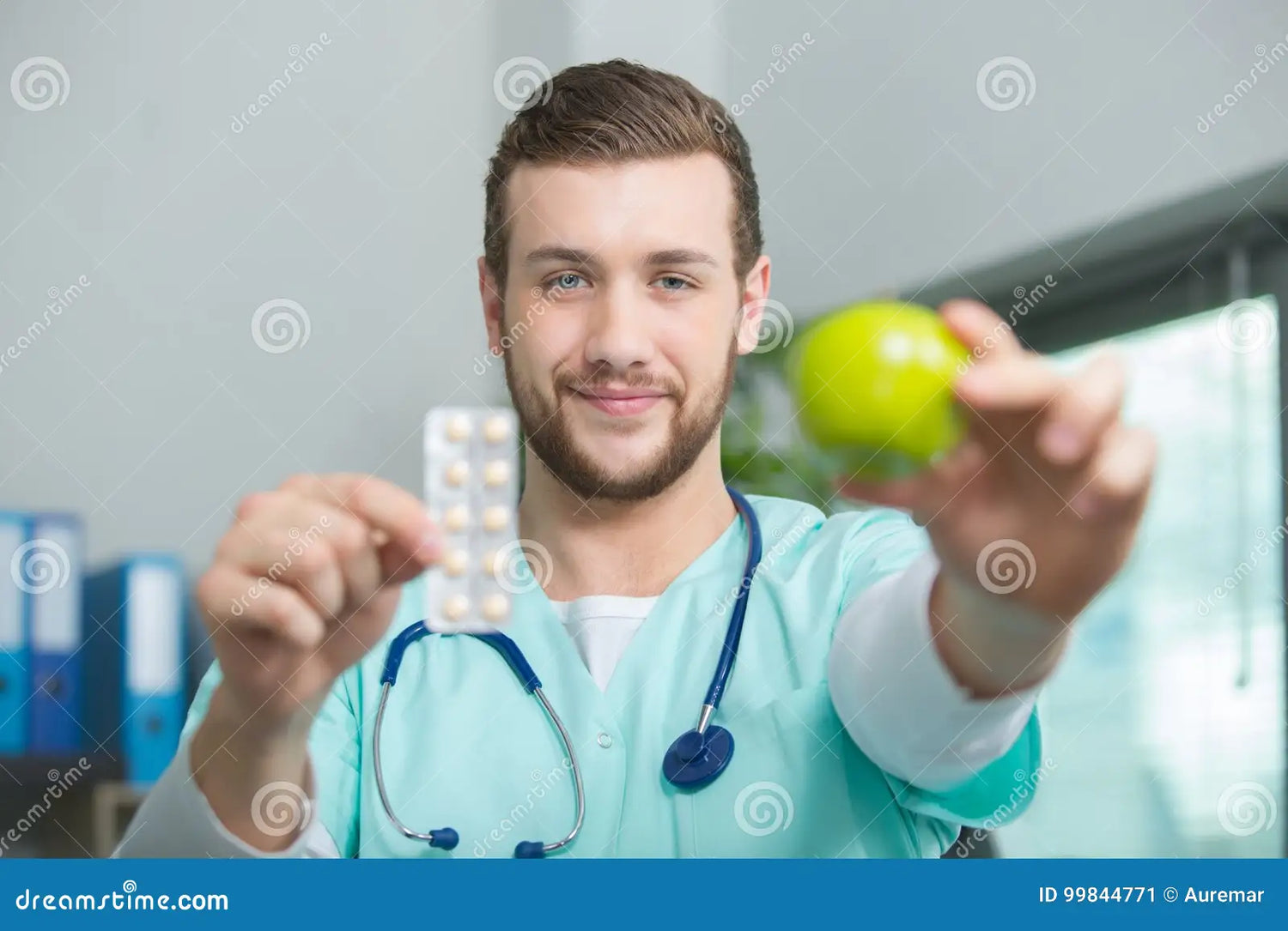 nutricionista-de-sexo-masculino-sonriente-con-la-manzana-y-las-píldoras-99844771